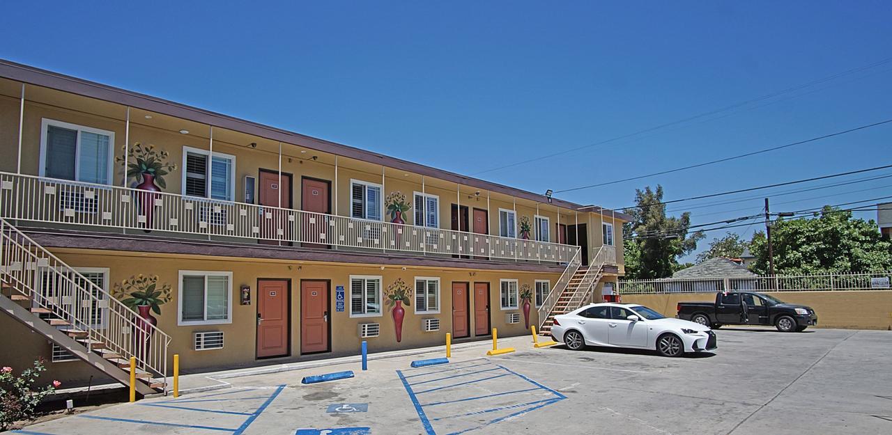 Rosa Bell - Angeles Motel