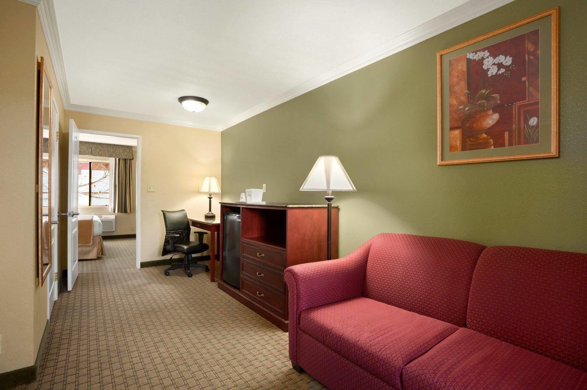 Howard Johnson By Wyndham Reseda & 3*
