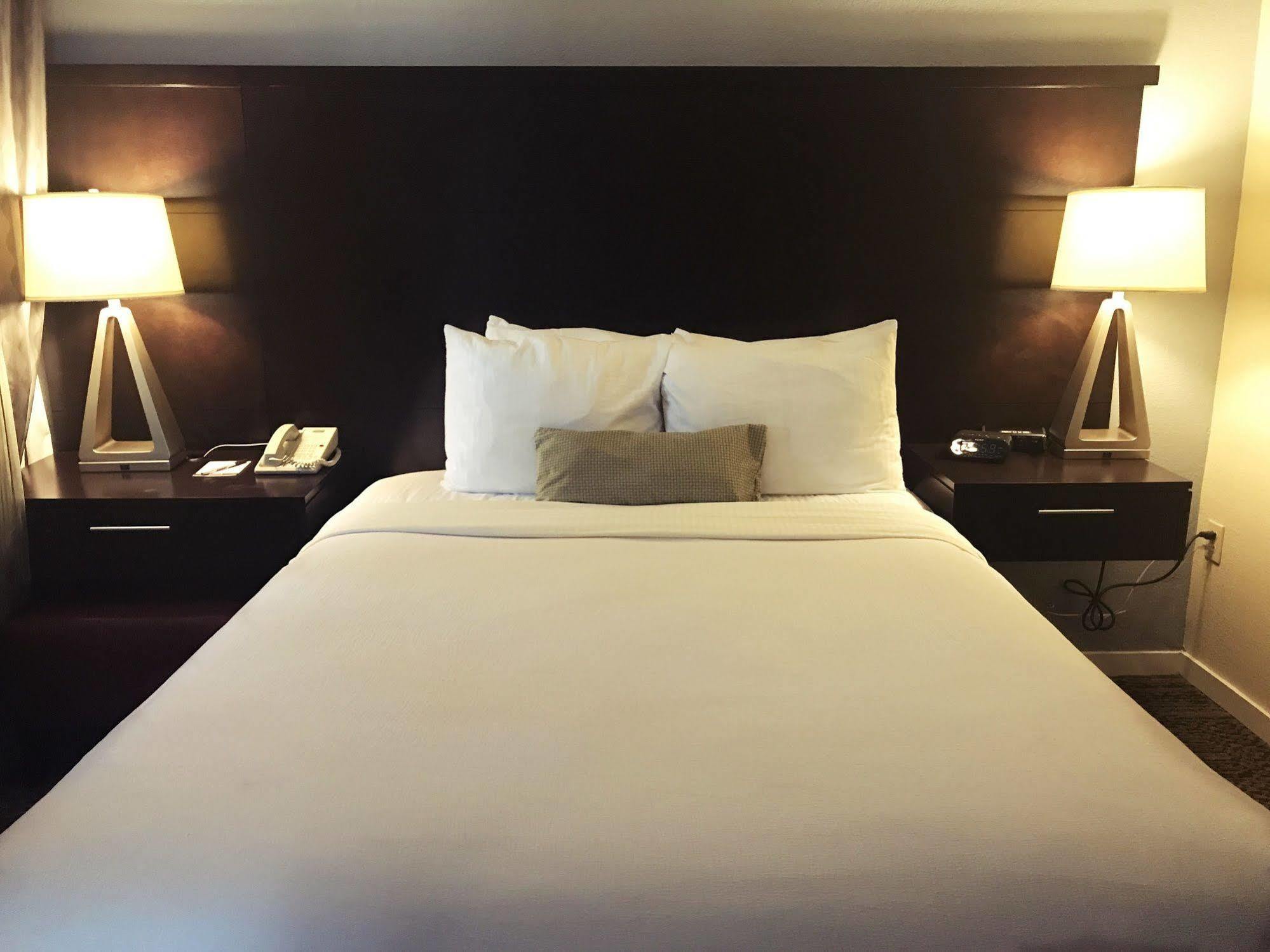 Sonesta Es Chatsworth Hotel
