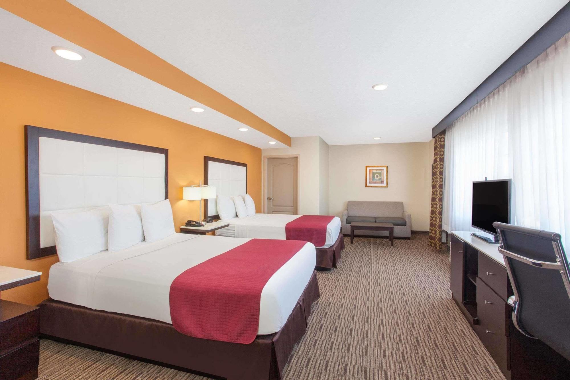 Hotel Ramada By Wyndham Culver City 3*