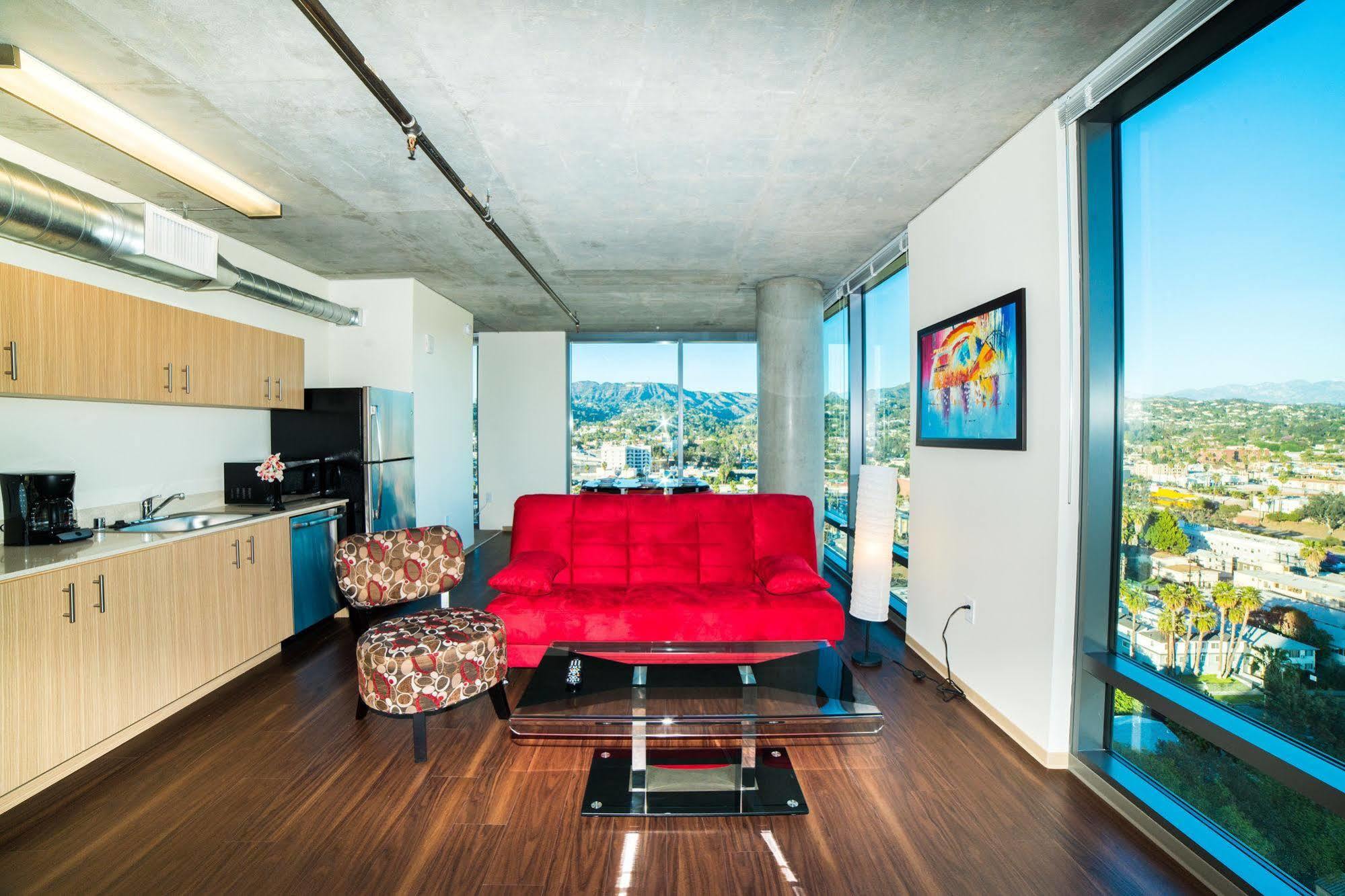Hollywood Panorama Suites 3*