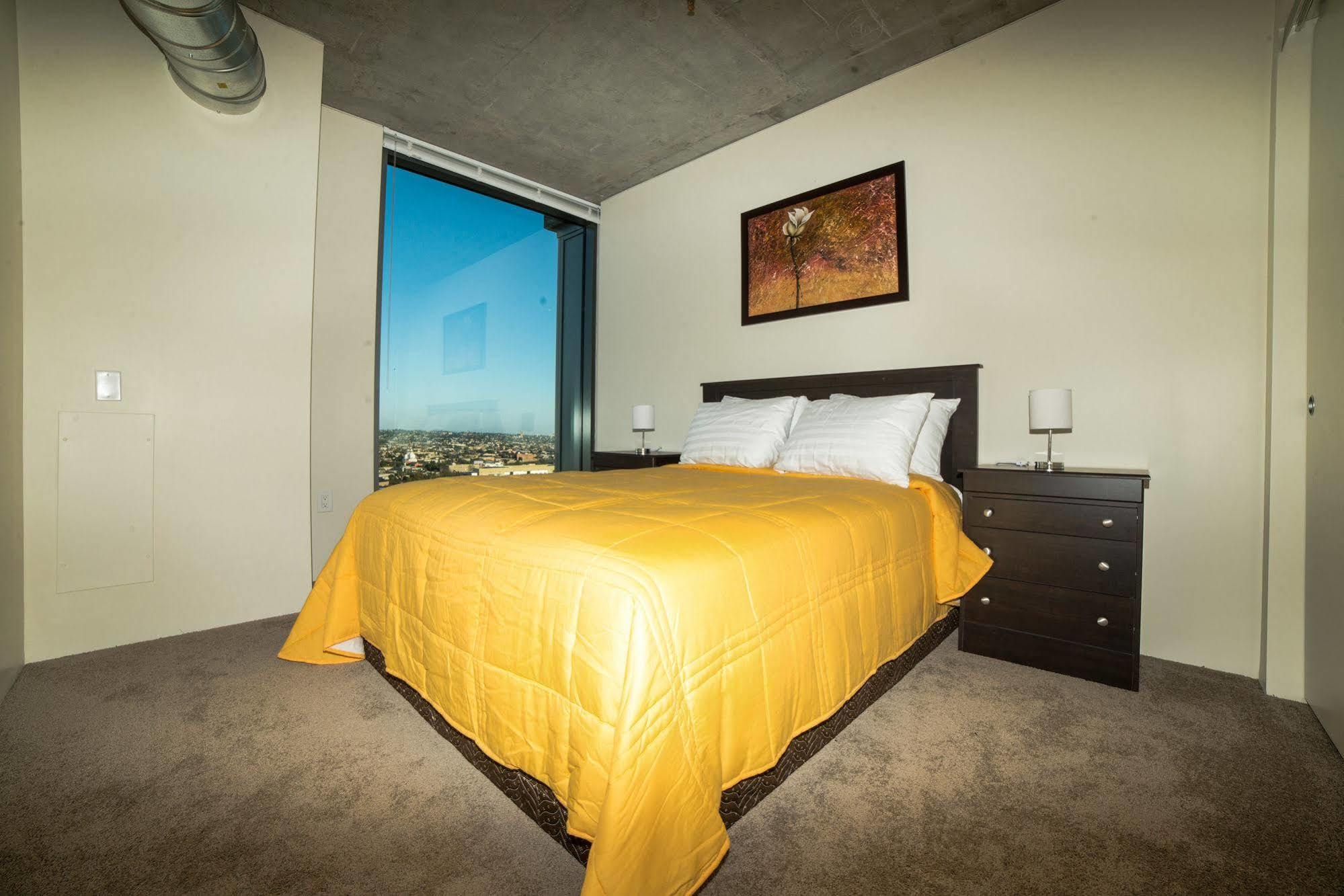 Hollywood Panorama Suites 3*