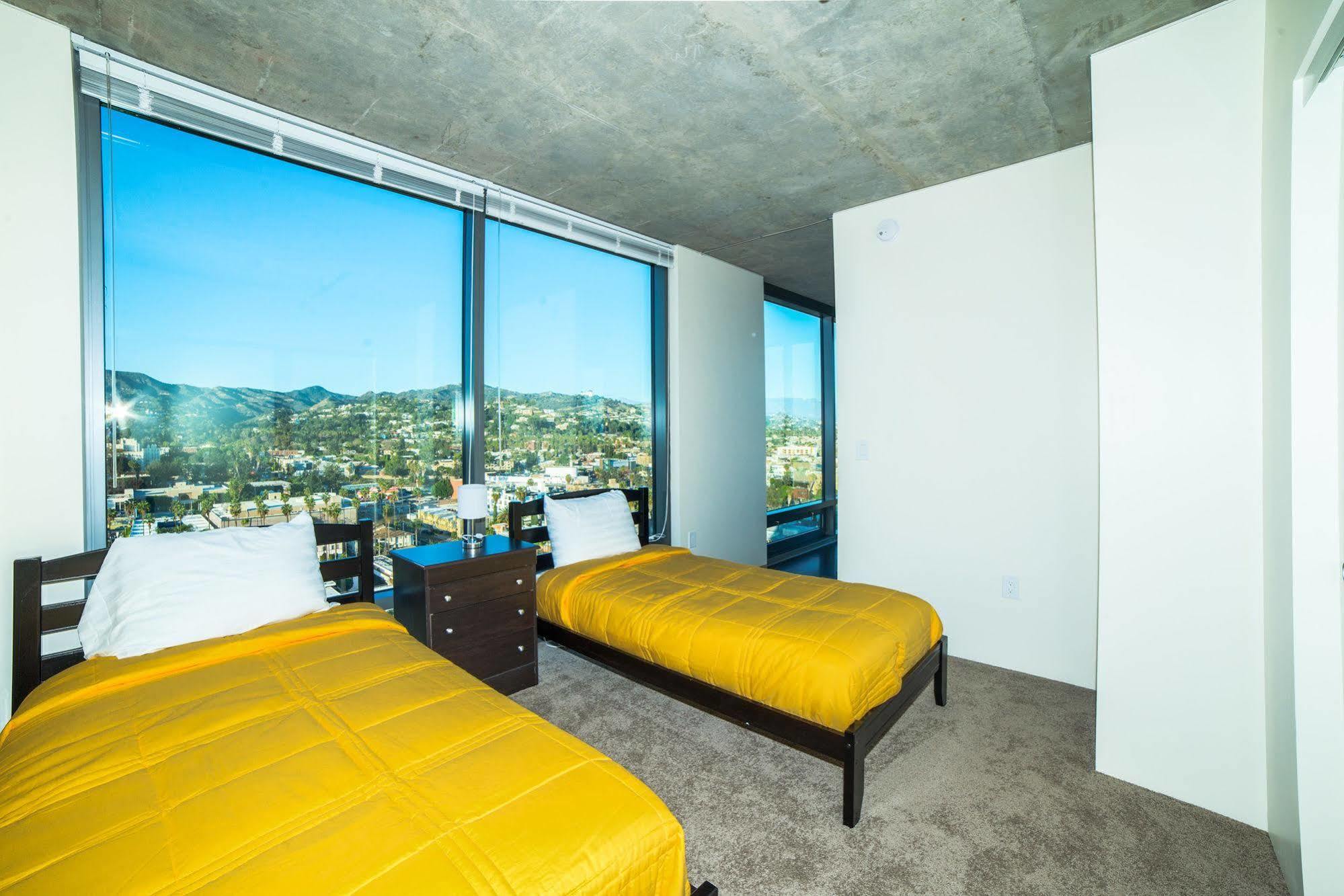 Hollywood Panorama Suites 3*