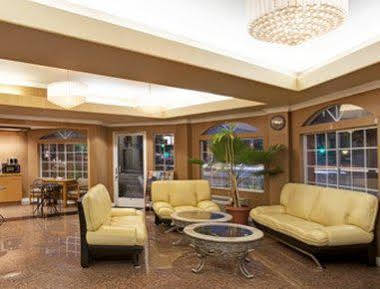 Super 8 By Wyndham Angeles Downtown 2*