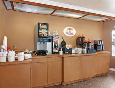 Super 8 By Wyndham Angeles Downtown 2*