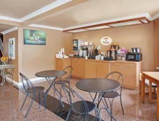 Super 8 By Wyndham Angeles Downtown Motel 2*
