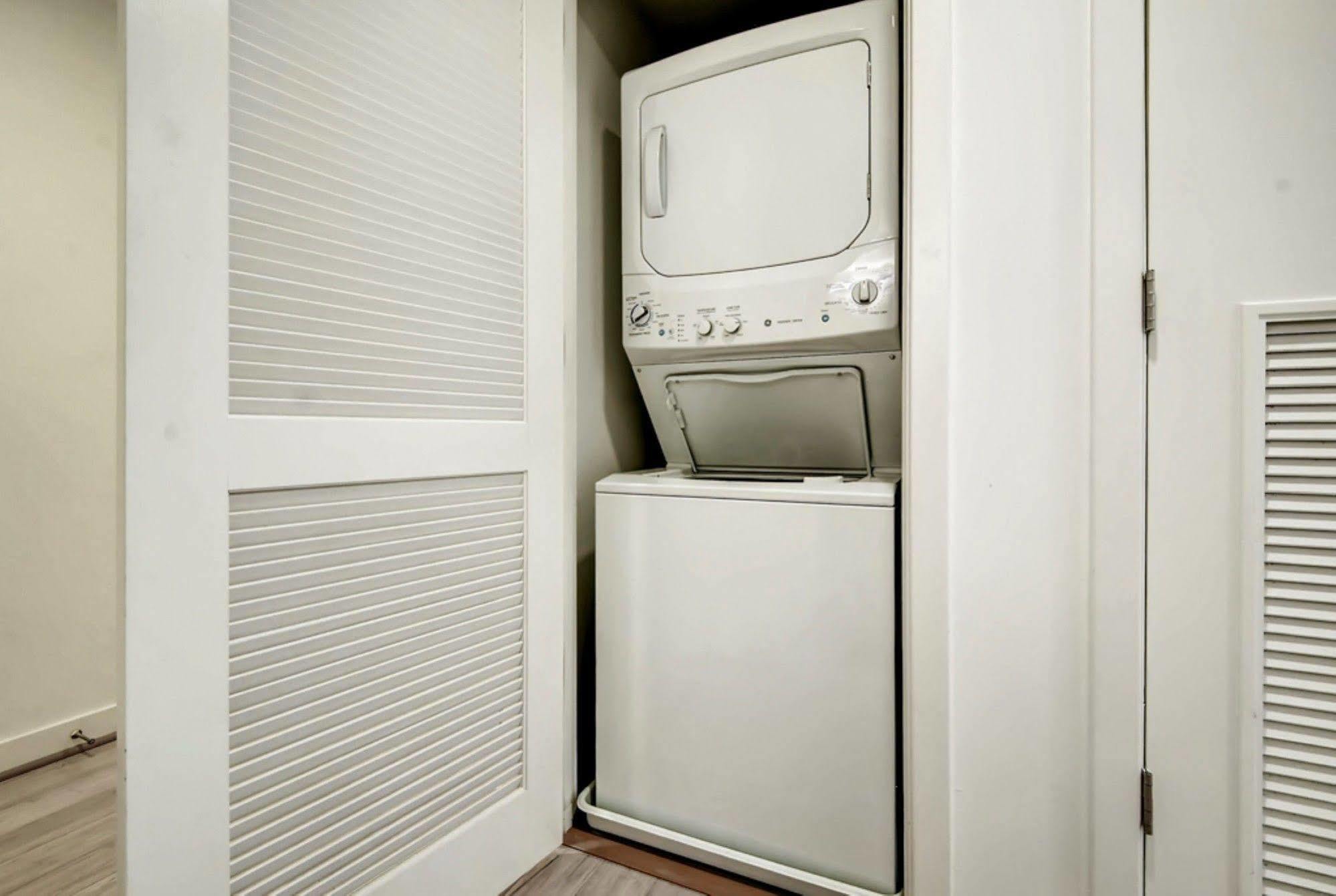 Global Luxury At Tiverton Ave Apartment