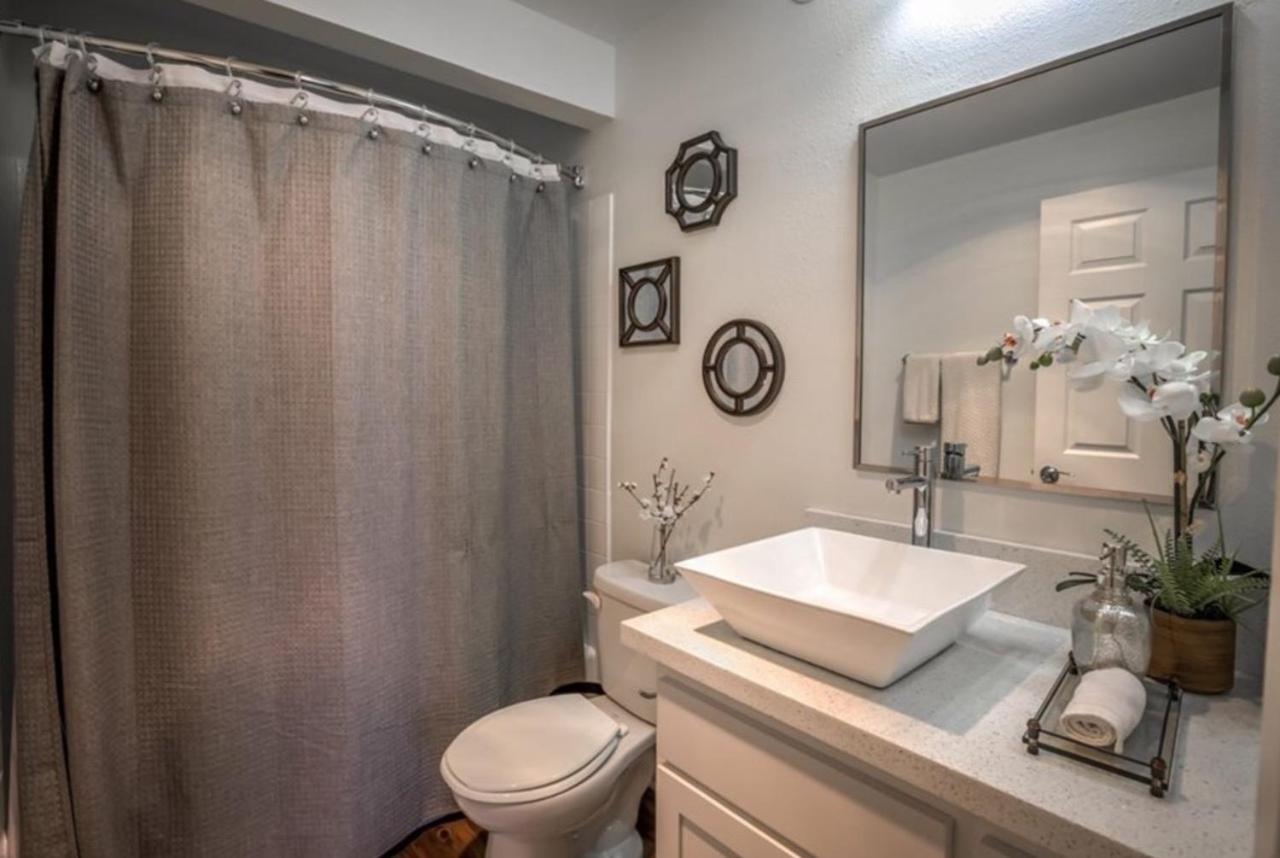 Beverly Hills Adjacent 2-bedroom Penthouse Los Angeles
