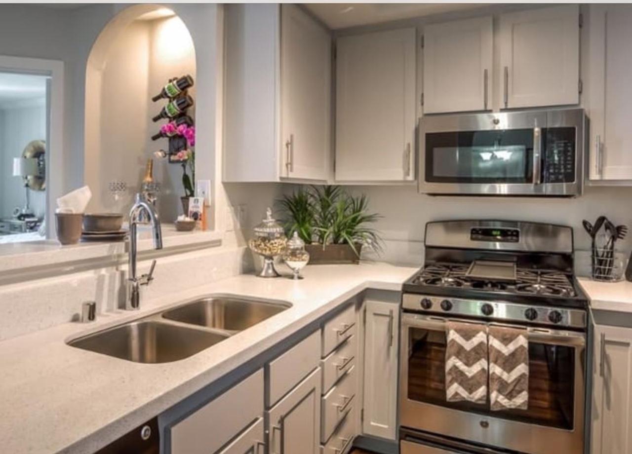 Beverly Hills Adjacent 2-bedroom Penthouse Apartment *