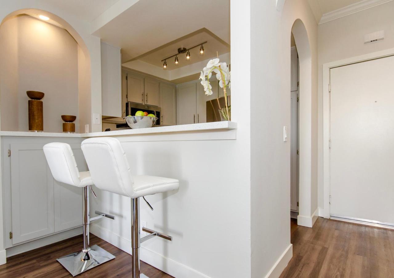 Beverly Hills Adjacent 2-bedroom Penthouse