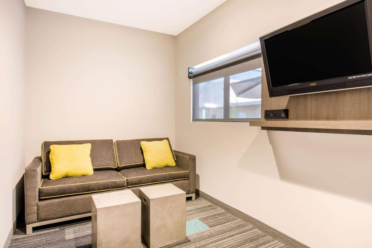 Inn Rodeway Near Melrose Ave 2*
