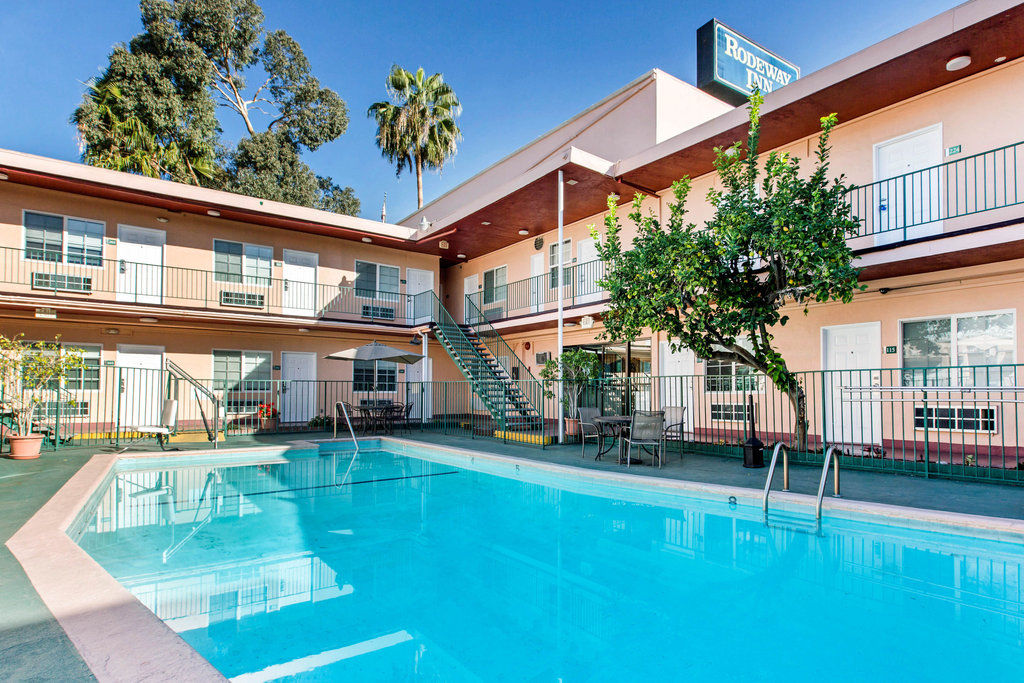 Rodeway Near Melrose Ave Inn 2*
