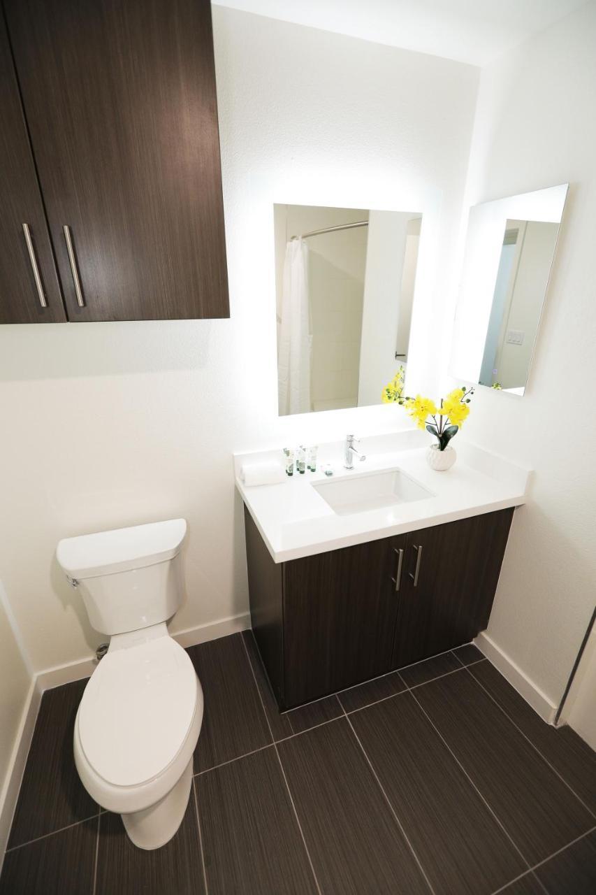 Aparthotel Hollywood Landmark Suites 4*