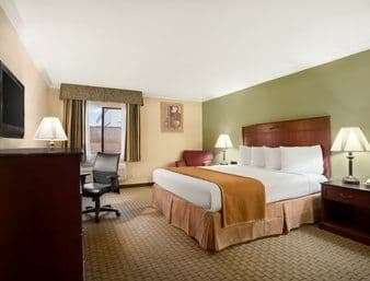 Howard Johnson By Wyndham Reseda &