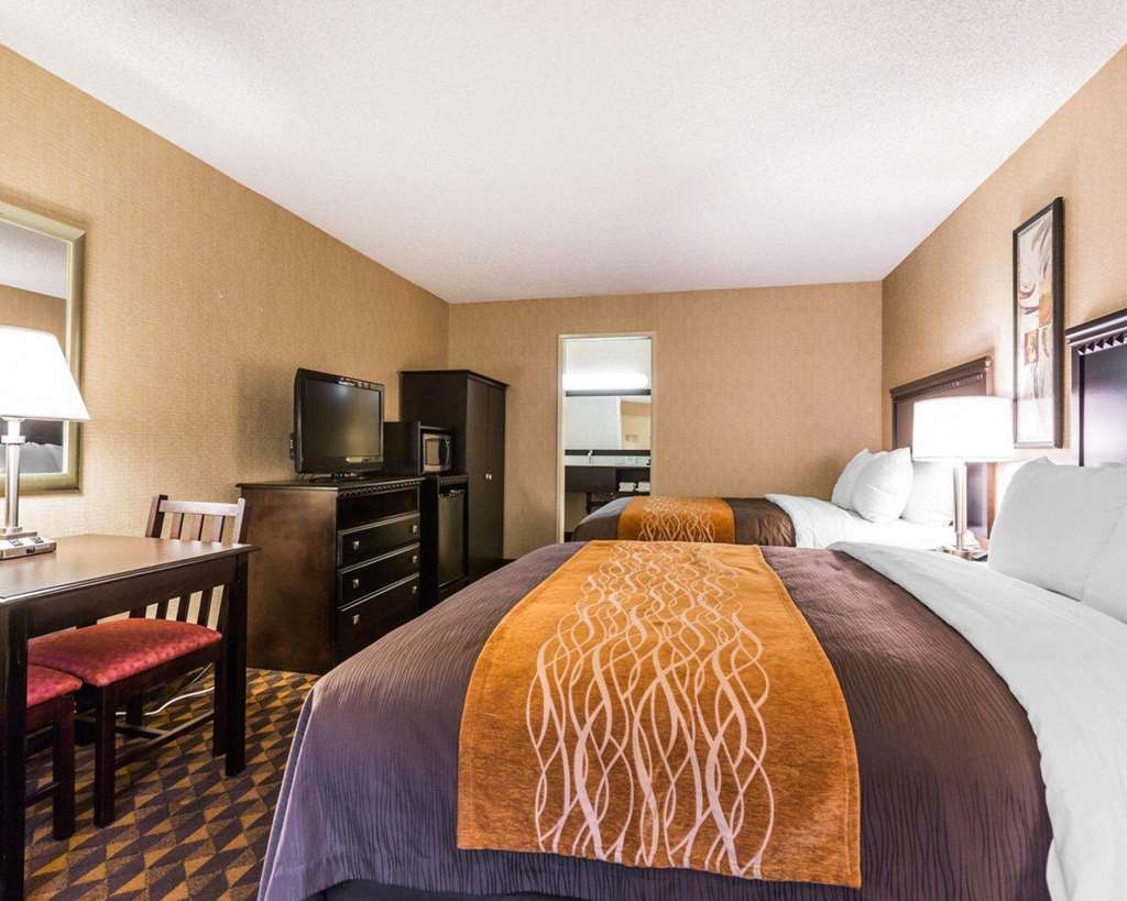 Hotel 818 Pool, An Ascend Collection Member