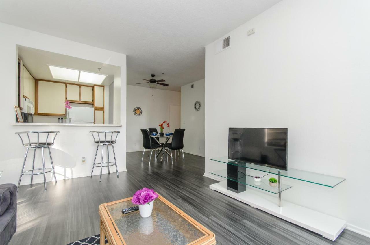 Cozy Walk Of Fame Studio Apartment