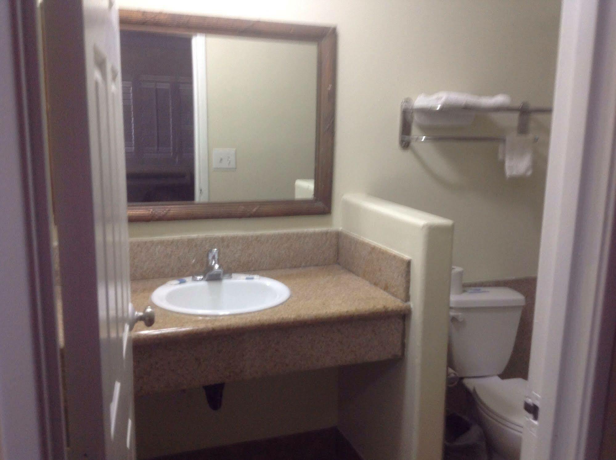 Bronco South Motel 3*