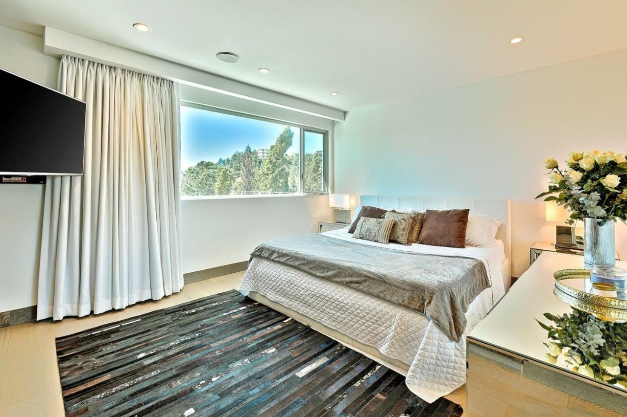 Genesis-hollywood Estate With Stunning Views