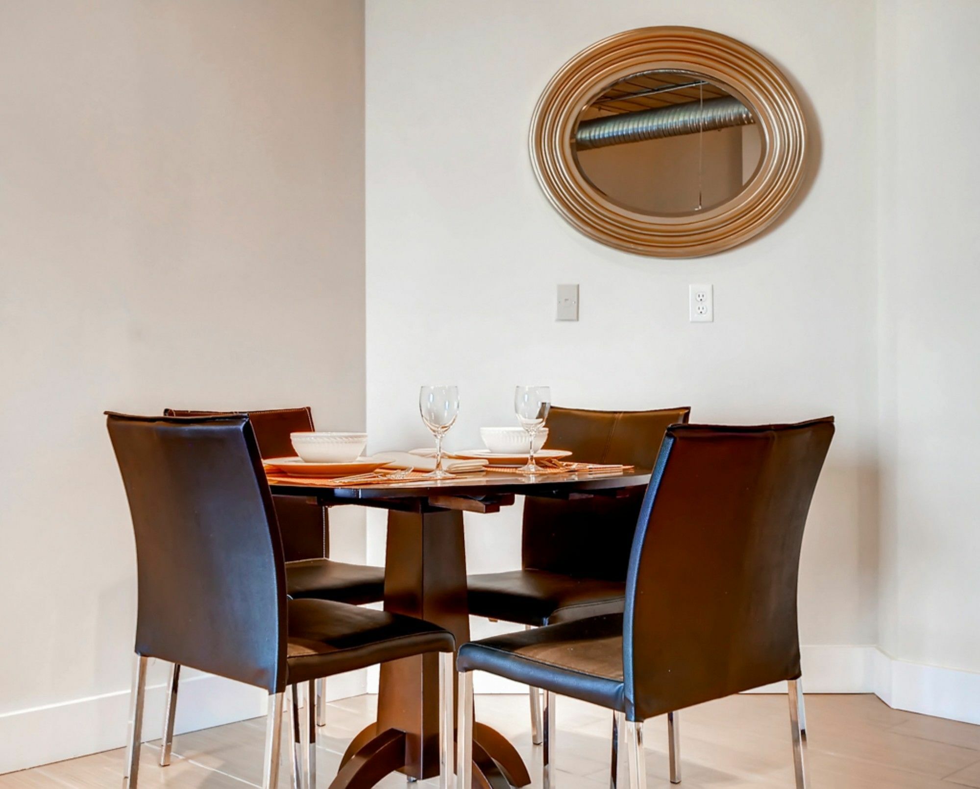 Global Luxury At Tiverton Ave Apartment