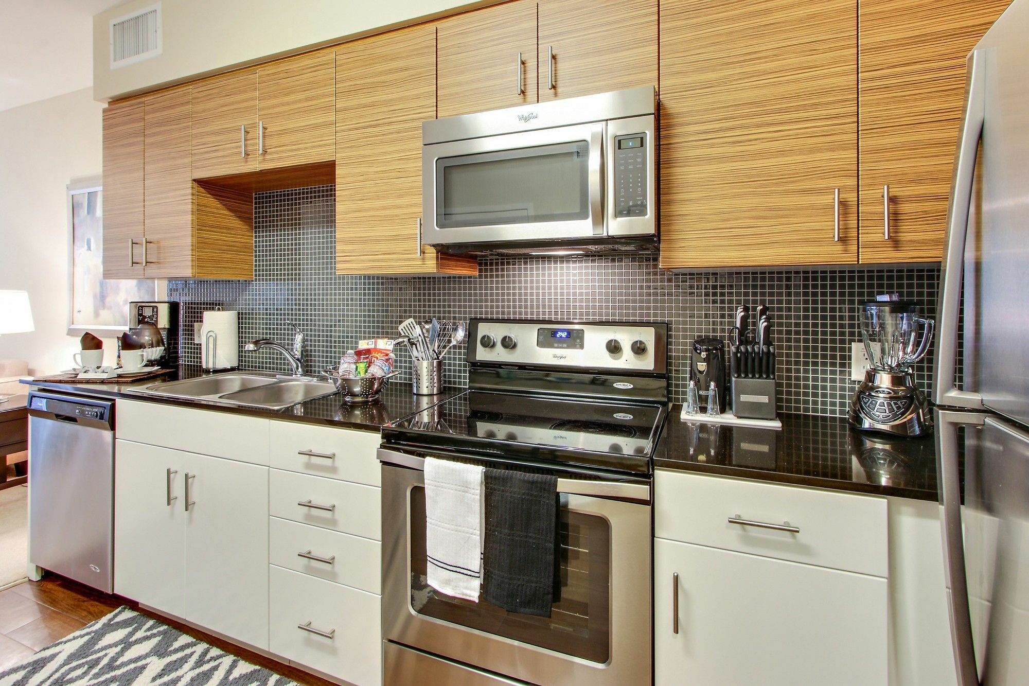 Global Luxury At Wilshire Apartment