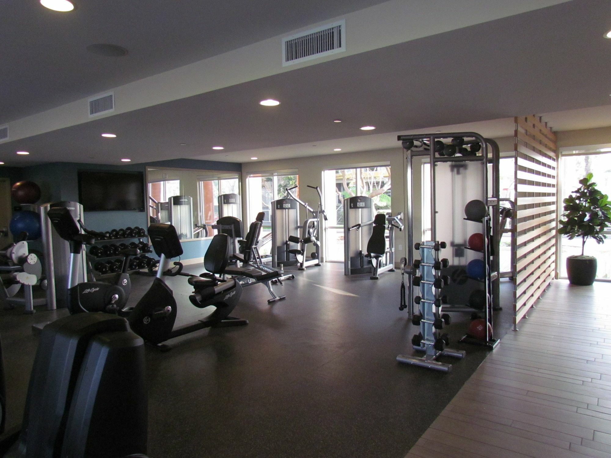 Apartment Miracle Mile Apartments With Full Amenities *