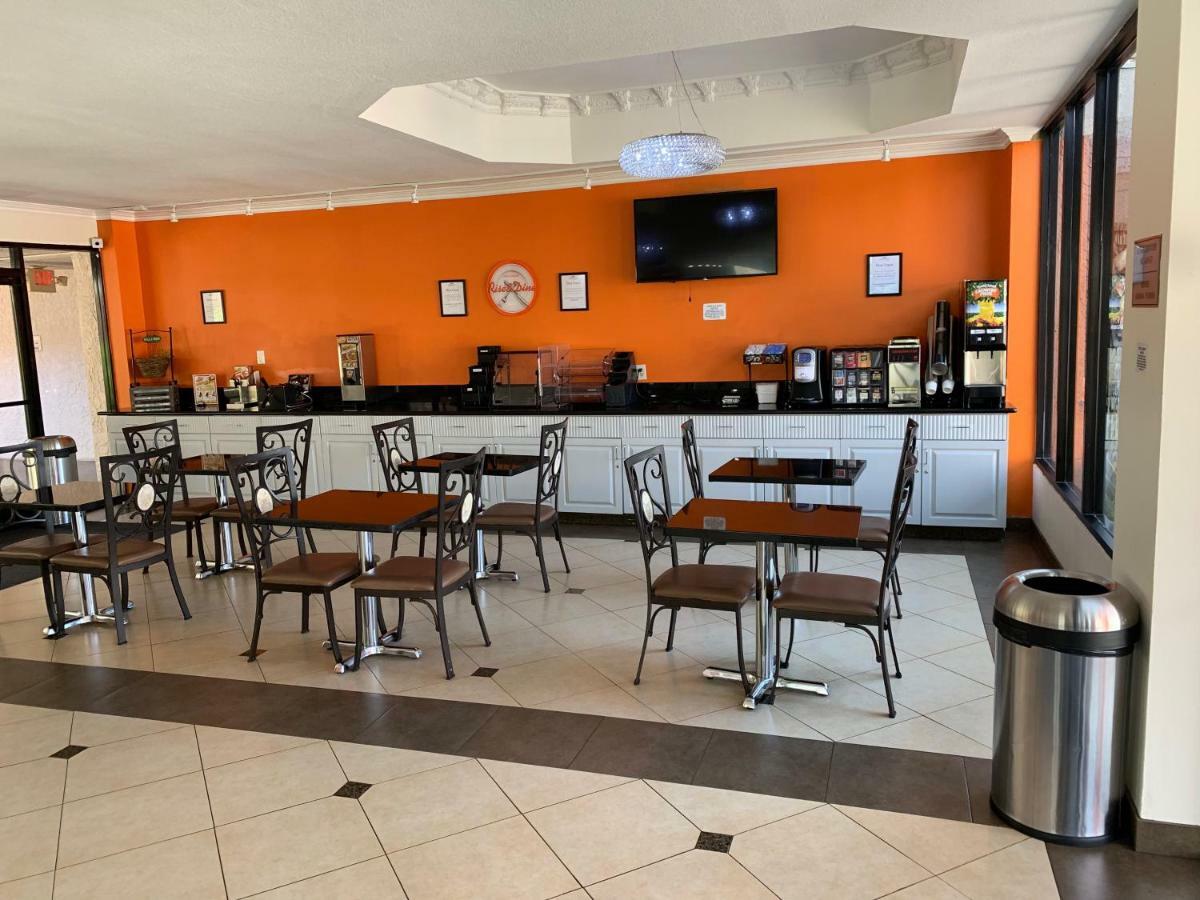 Howard Johnson By Wyndham Reseda & Hotel 3*