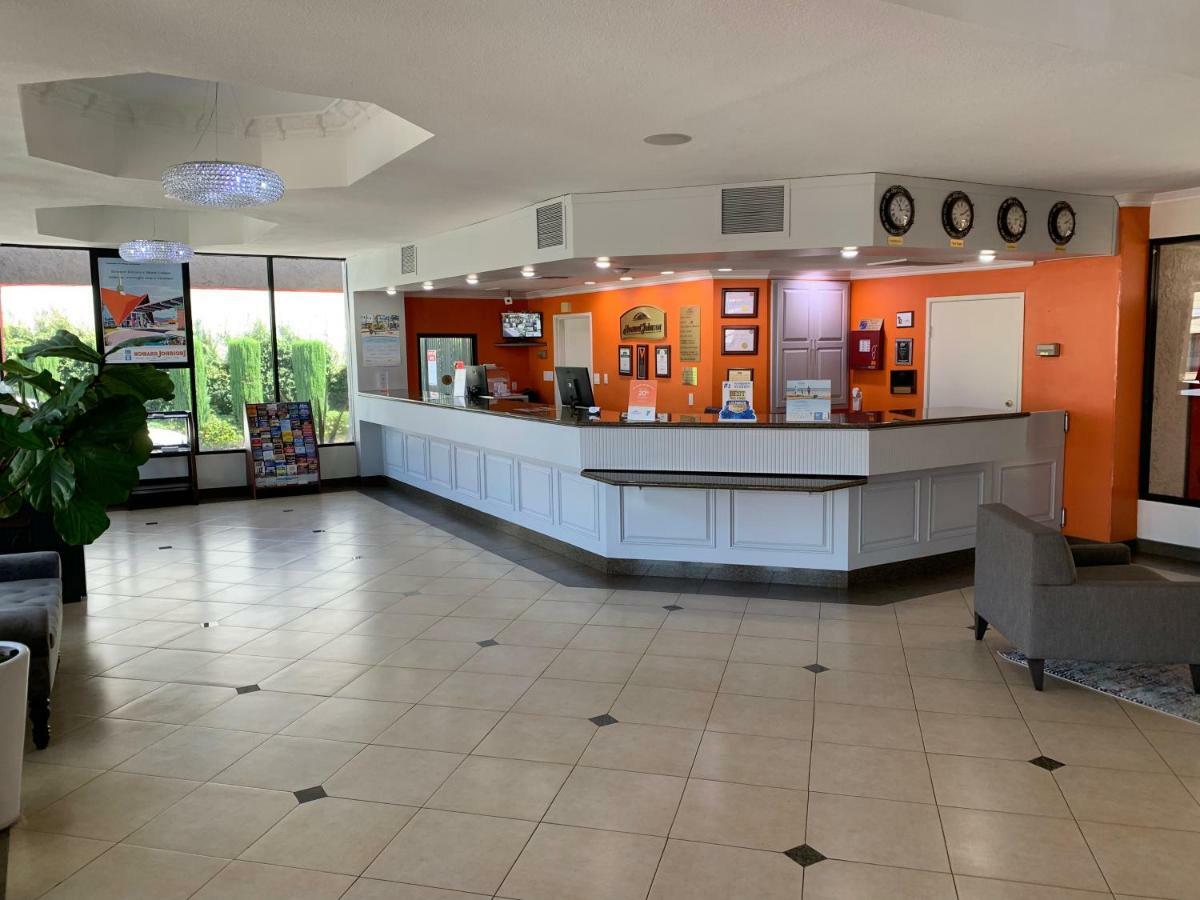 Howard Johnson By Wyndham Reseda & Hotel 3*