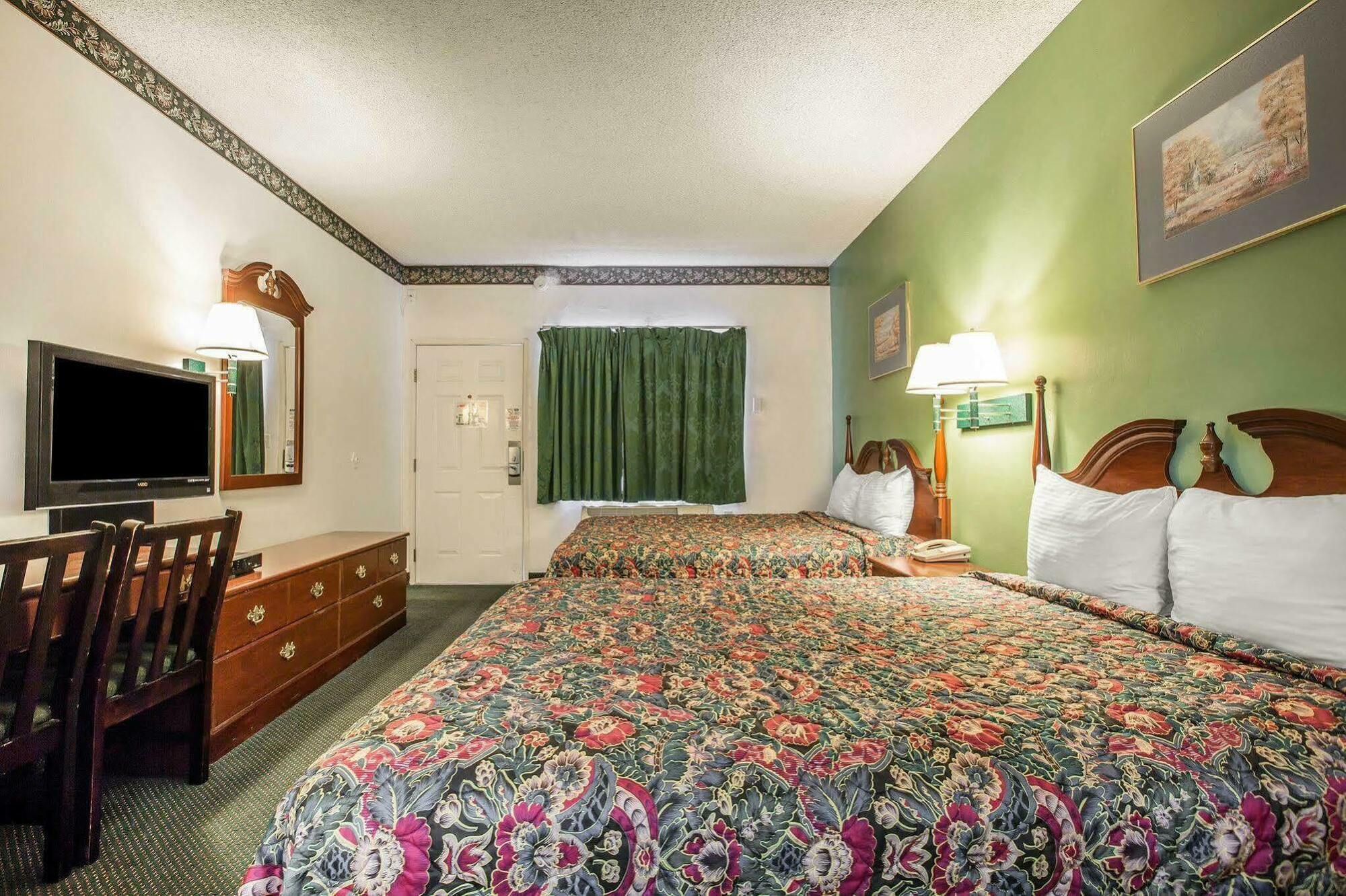 Inn Rodeway Near Melrose Ave 2*