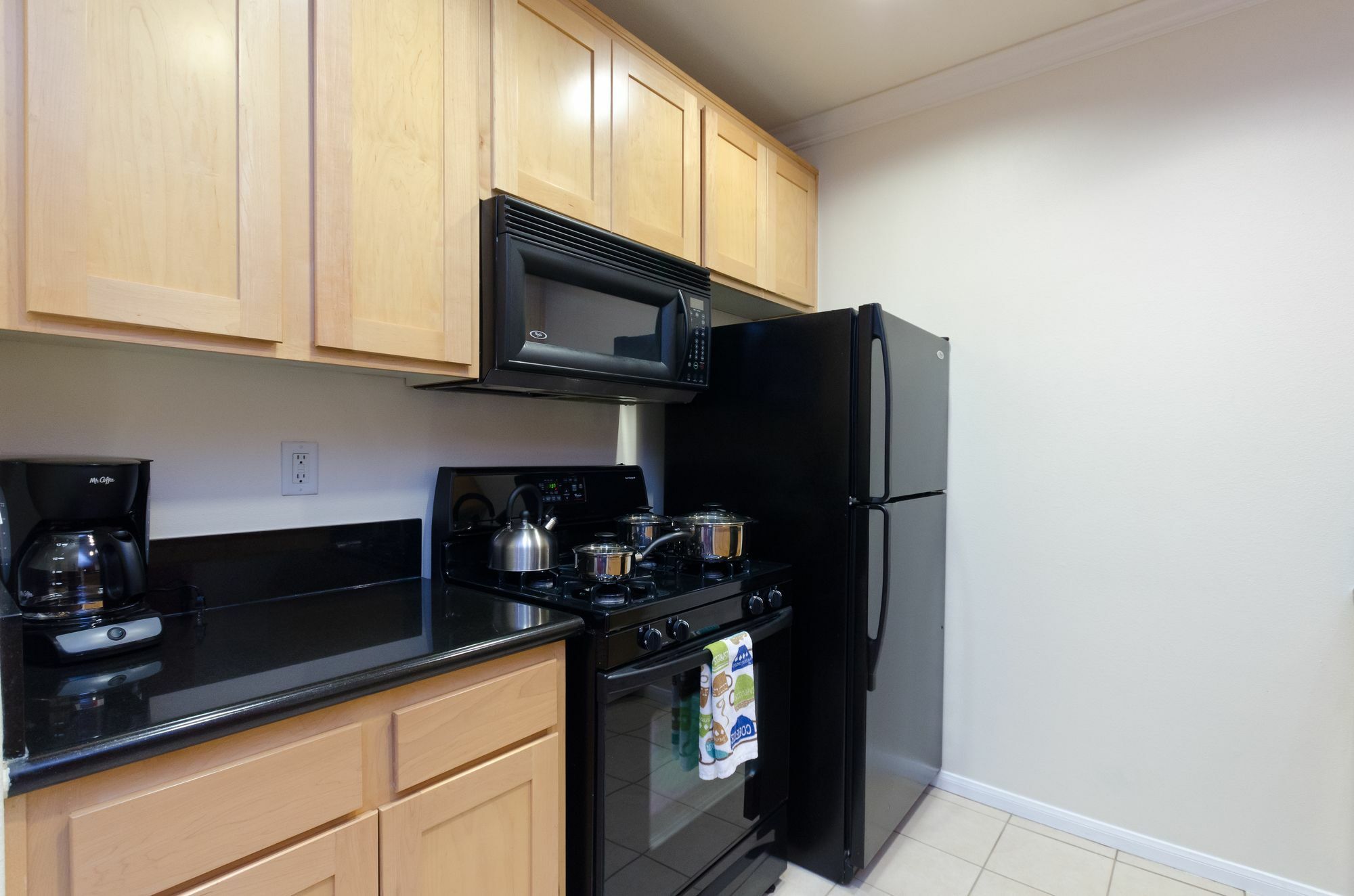 Deluxe Wilshire Apartment