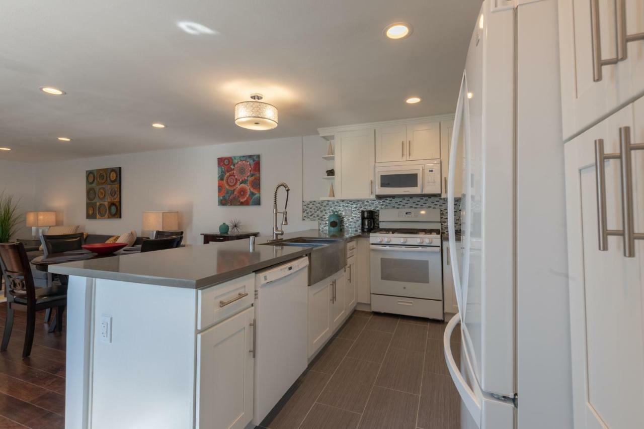 Modern Nestled In The Hollywood Hills With Huge Deck And Wow Views! *