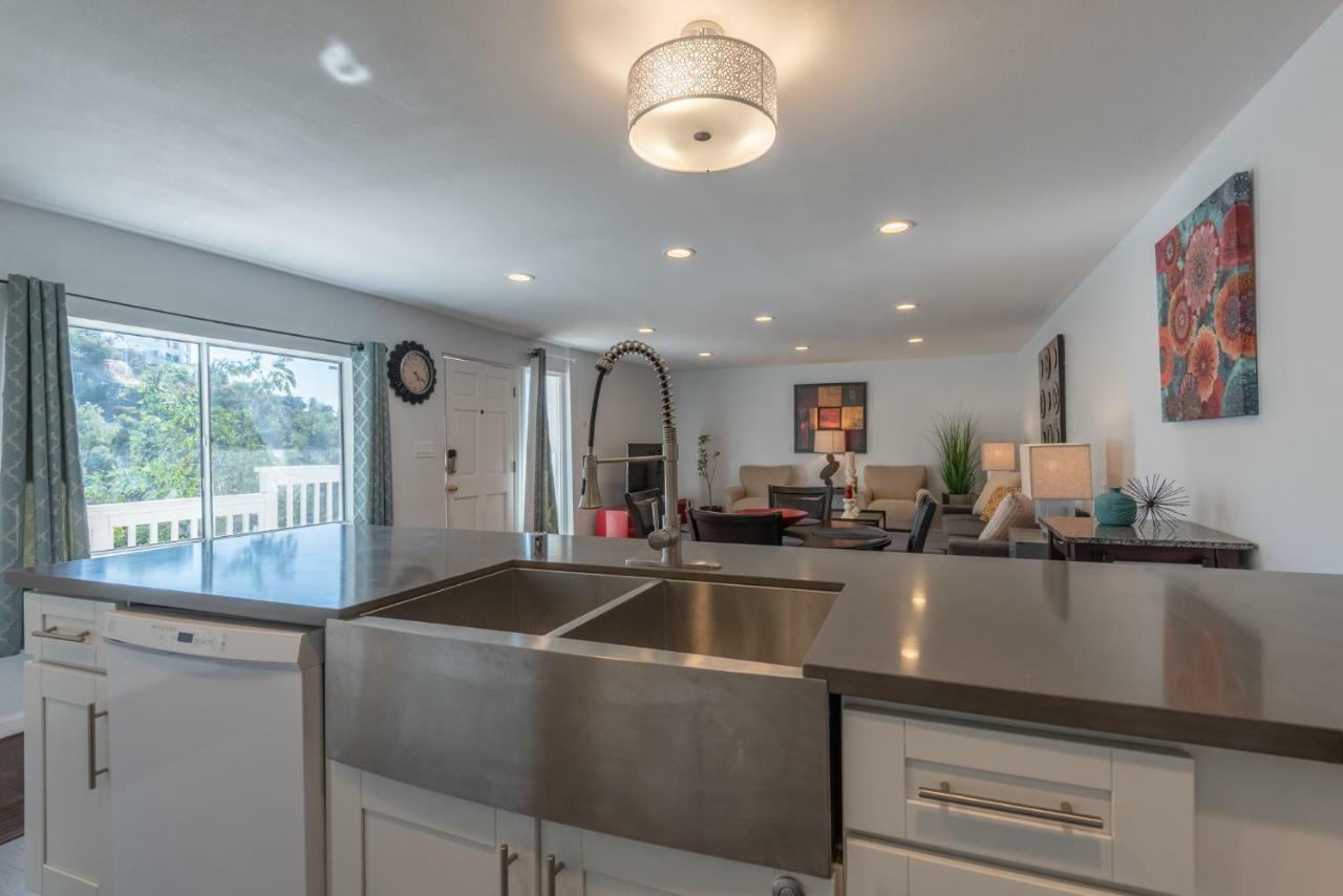 Modern Nestled In The Hollywood Hills With Huge Deck And Wow Views! * Los Angeles