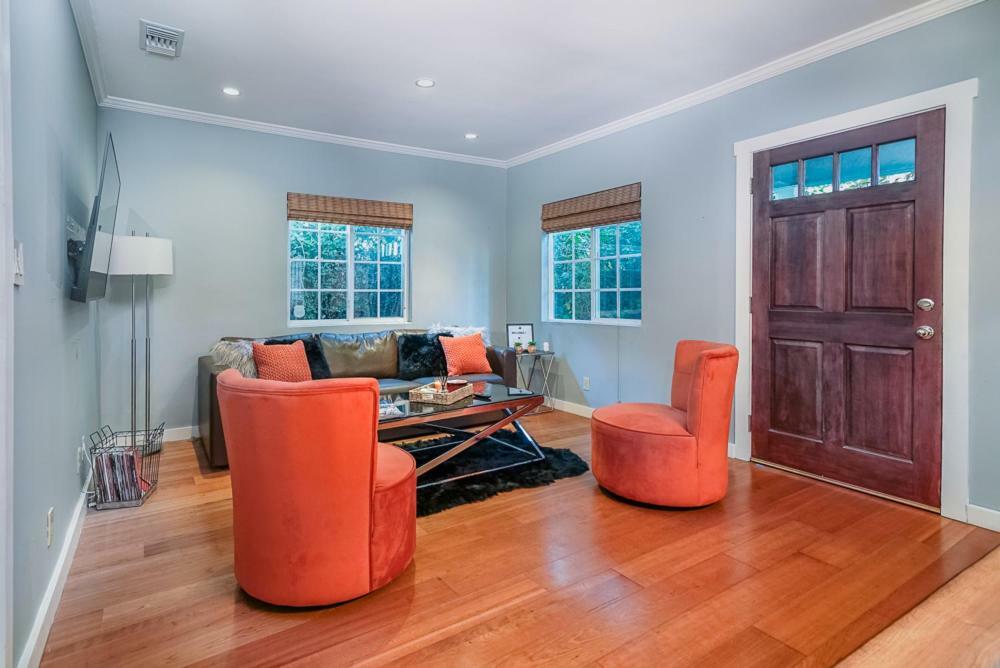 Stylish 2 Bed & 2 Bath At The Heart Of Hollywood With Free Parking - One Car Only Apartment Los Angeles