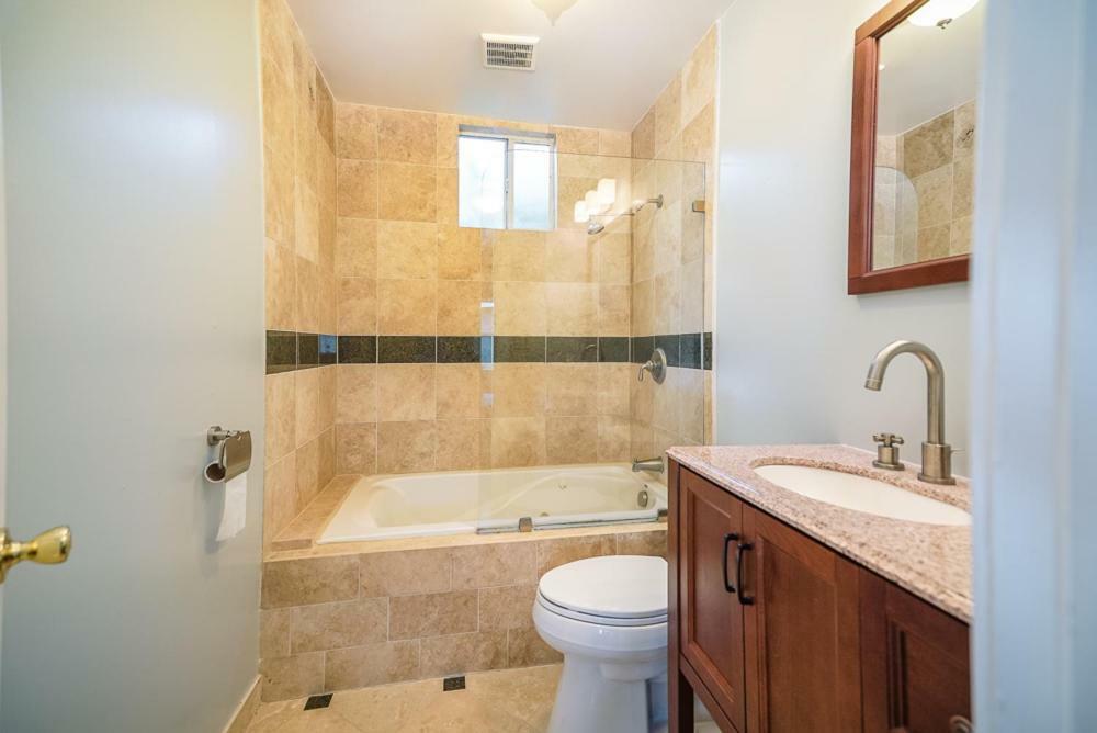 Stylish 2 Bed & 2 Bath At The Heart Of Hollywood With Free Parking - One Car Only Los Angeles