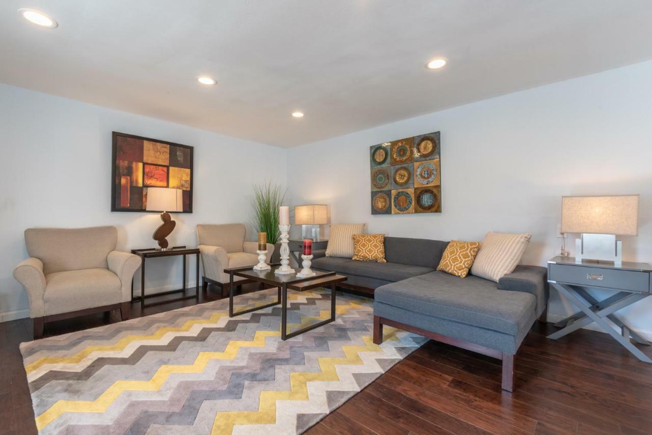 Casa de férias Modern Nestled In The Hollywood Hills With Huge Deck And Wow Views! *
