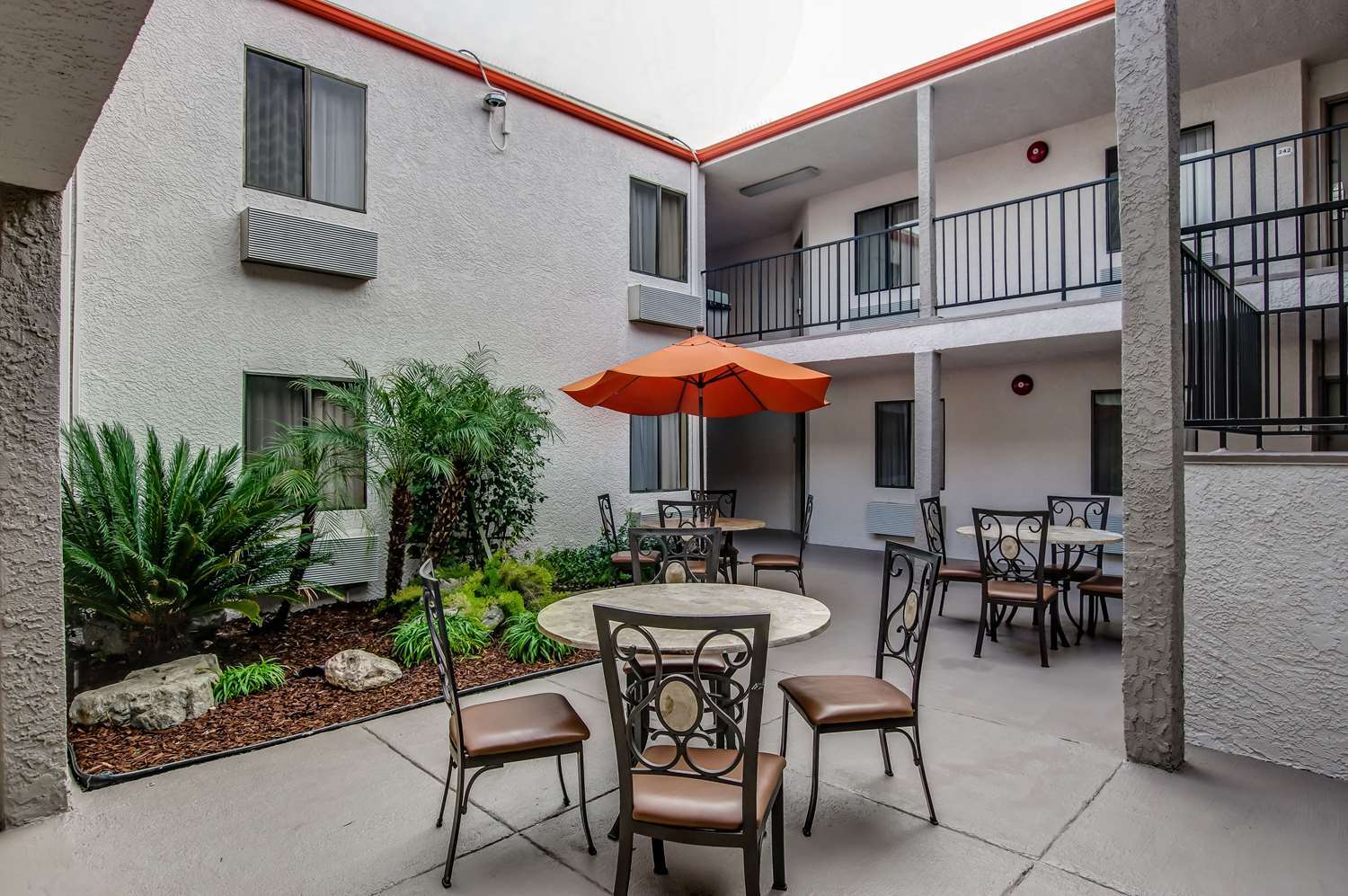 Hotel Howard Johnson By Wyndham Reseda &