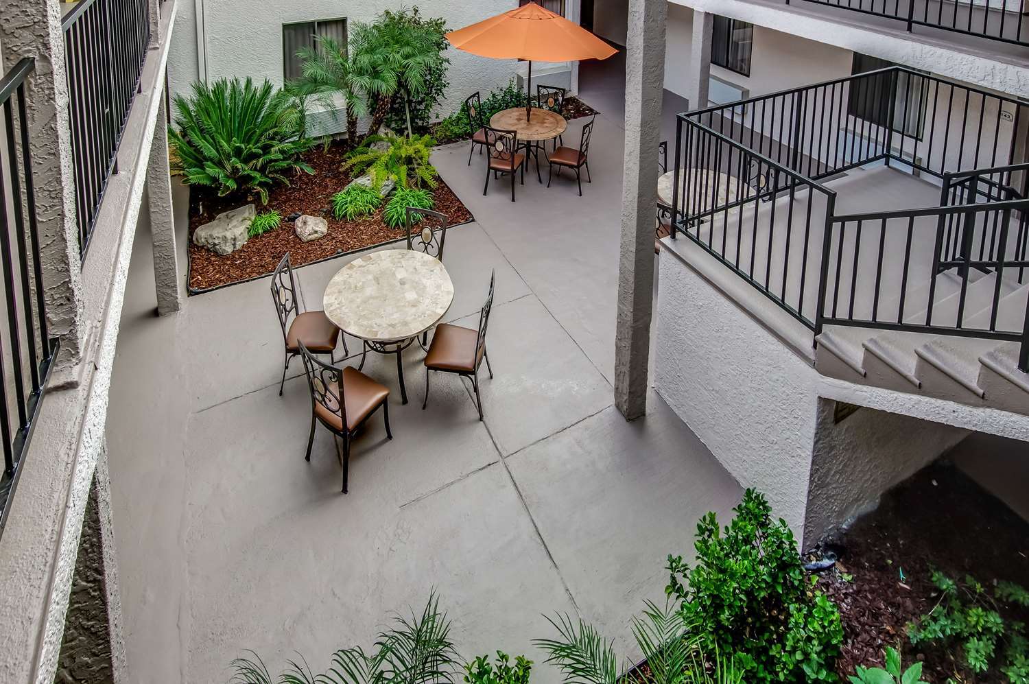 Hotel Howard Johnson By Wyndham Reseda & 3*