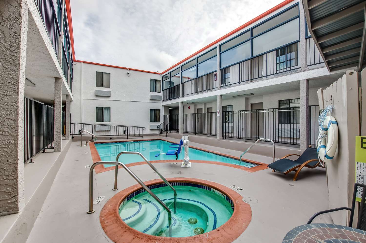 Howard Johnson By Wyndham Reseda & 3* Los Angeles