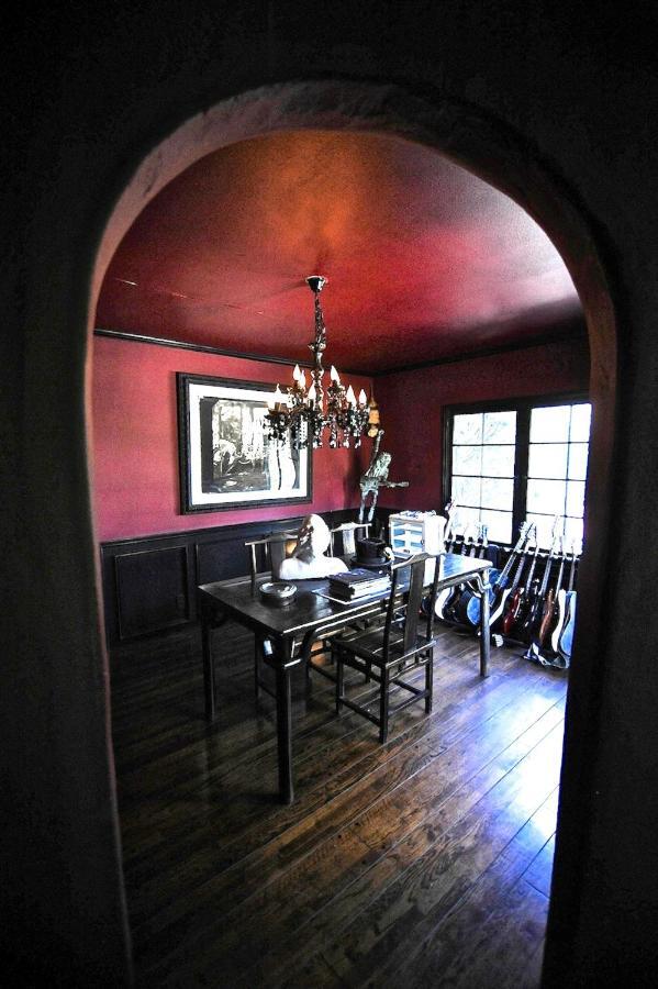 Homestay Famous Director's 1926 Dark Arts Castle Of Oddities