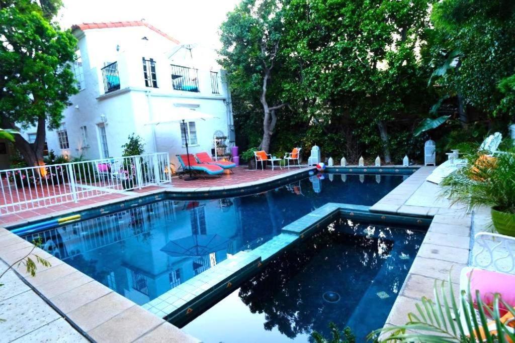 Beverly Hills Celebrity Pousada *