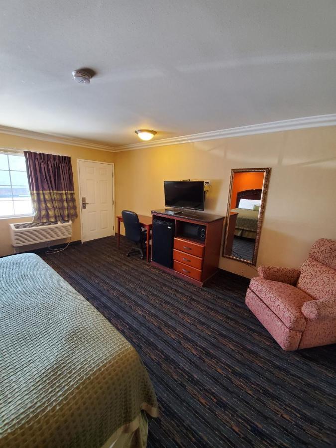 Delmonico Motel *