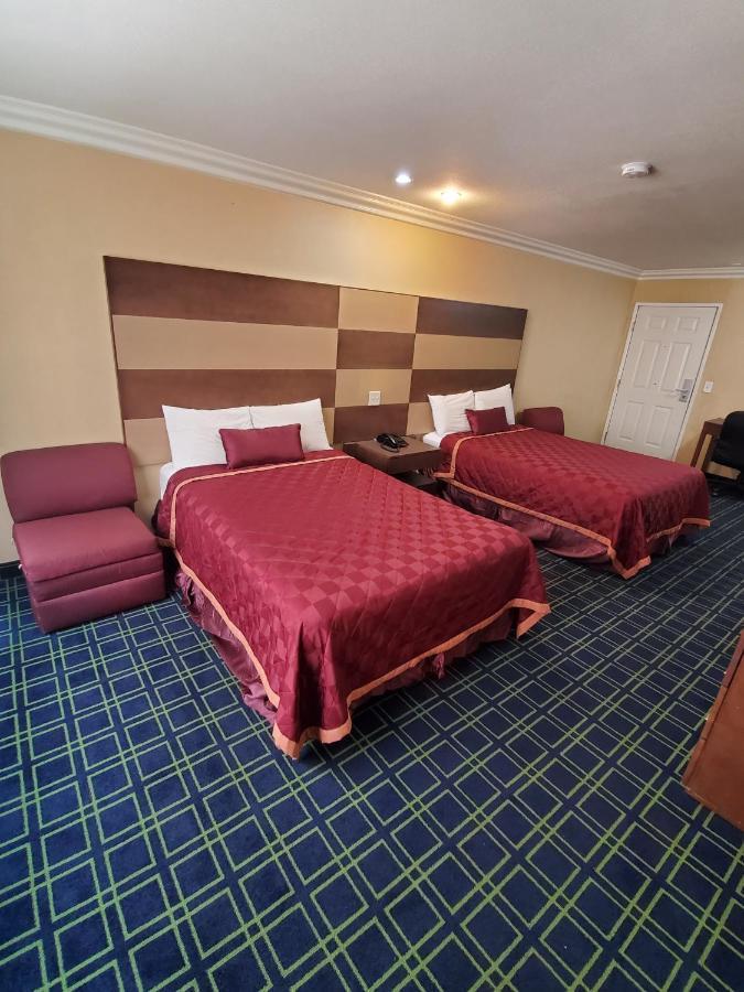 Delmonico Motel *