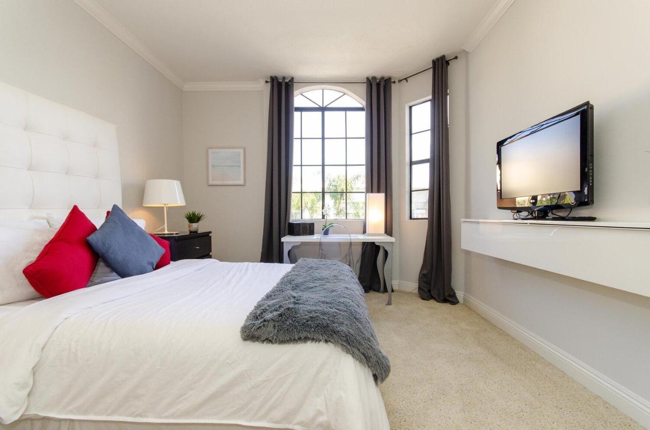 Apartment Beverly Hills Adjacent 2-bedroom Penthouse