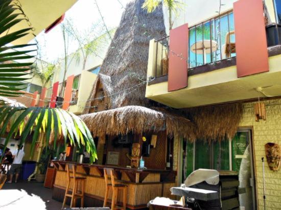 Banana West Hollywood & Albergue