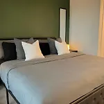 Luxurious Hollywood Home City View - Free Parking