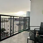 Luxurious Hollywood Home City View - Free Parking