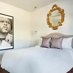 The Crescent Hotel Beverly Hills, Sonder