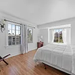 Spacious Chic 5 Bedroom Perfect For Large Group With Parking
