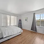 Spacious Chic 5 Bedroom Perfect For Large Group With Parking