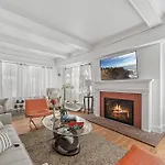 Spacious Chic 5 Bedroom Perfect For Large Group With Parking