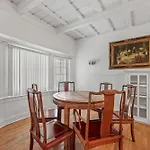 Spacious Chic 5 Bedroom Perfect For Large Group With Parking